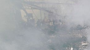 Yemeníes inspeccionar los daños en un taller de costura que fue golpeado por un ataque aéreo de la coalición liderada por Arabia Saudita en la capital Saná.