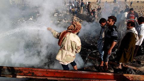 Yemeníes inspeccionar los daños en un taller de costura que fue golpeado por un ataque aéreo de la coalición liderada por Arabia Saudita en la capital Saná.