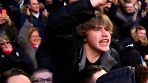 El 'amoroso' fan besando al goleador del Liverpool Divock Origi.