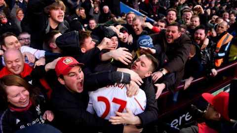 El 'amoroso' fan besando al goleador del Liverpool Divock Origi.