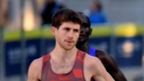 Weldon Kirui se despega en plena curva. El corredor keniano obtuvo la victoria del Maratón de Los Ángeles 2016.