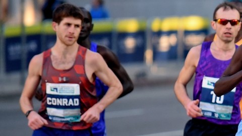 Weldon Kirui se despega en plena curva. El corredor keniano obtuvo la victoria del Maratón de Los Ángeles 2016.