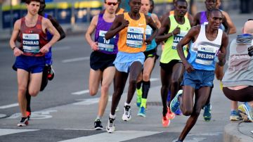 Weldon Kirui se despega en plena curva. El corredor keniano obtuvo la victoria del Maratón de Los Ángeles 2016.