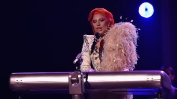 Con traje blanco y cabello pelirrojo, Lady Gaga tocó un piano que parecía moverse como un robot.