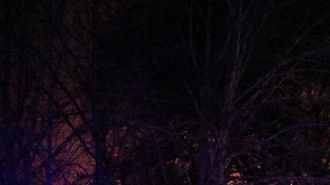 Bomberos intentan apagar el fuego provocado por la explosión ocurrida en Ankara, Turquía.
