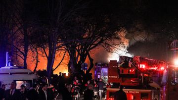 Bomberos intentan apagar el fuego provocado por la explosión ocurrida en Ankara, Turquía.
