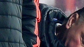 Louis van Gaal se lamenta junto a Ryan Giggs tras la derrota del Manchester United en la UEFA Europa League ante el FC Midtjylland.