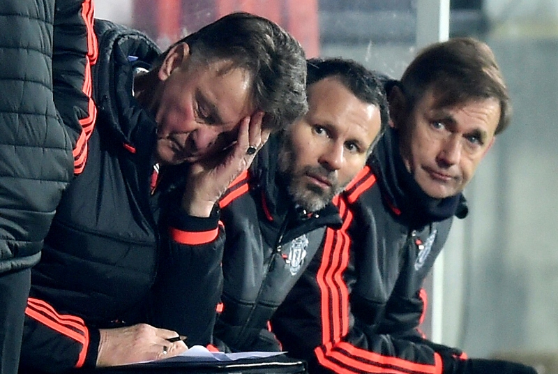 Louis van Gaal se lamenta junto a Ryan Giggs tras la derrota del Manchester United en la UEFA Europa League ante el FC Midtjylland.