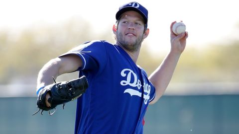 Clayton Kershaw de Los Angeles Dodgers durante el spring training del equipo en Camelback Ranch, Glendale, Arizona.