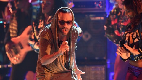 El cantante de Reggaetón Yandel interpretó su tema Somos Uno / Getty Images