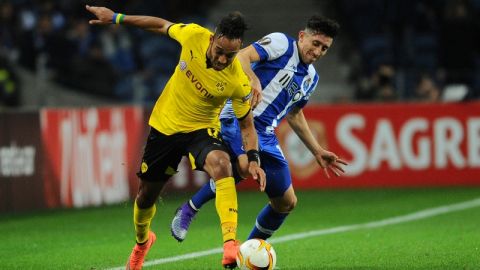 El mexicano Héctor Herrera del Porto, aquí luchando por el balón con Pierre-Emerick Aubameyang del Dortmund durante el juego de 32 de final de la Europa League.