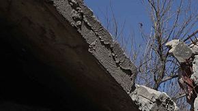 Un combatiente rebelde sirio de la brigada Failaq al-Rahman opuesto al régimen cuida una posición en la ciudad de Arbin en la región oriental de Ghouta en las afueras de la capital Damasco, a horas del inicio de la tregua.