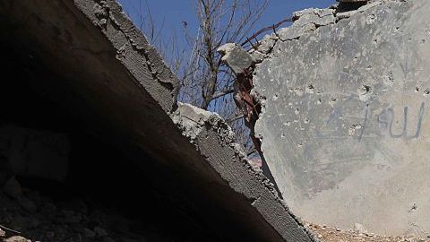 Un combatiente rebelde sirio de la brigada Failaq al-Rahman opuesto al régimen cuida una posición en la ciudad de Arbin en la región oriental de Ghouta en las afueras de la capital Damasco, a horas del inicio de la tregua.