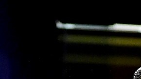 Leo Santa Cruz castiga a Kiko Martínez y el réferi detiene la pelea.