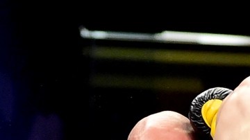 Leo Santa Cruz castiga a Kiko Martínez y el réferi detiene la pelea.