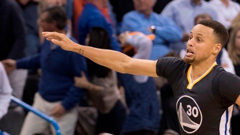 La celebración de Stephen Curry tras realizar el tiro ganador frente a el Thunder de Oklahoma City.
