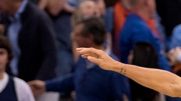 Stephen Curry reacciona eufórico tras encestar un largo triple de último segundo con el que Golden State le ganó a Oklahoma City en tiempo extra.