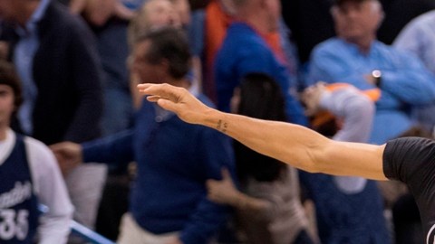 Stephen Curry reacciona eufórico tras encestar un largo triple de último segundo con el que Golden State le ganó a Oklahoma City en tiempo extra.
