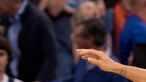 Stephen Curry reacciona eufórico tras encestar un largo triple de último segundo con el que Golden State le ganó a Oklahoma City en tiempo extra.