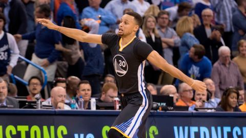 Stephen Curry reacciona eufórico tras encestar un largo triple de último segundo con el que Golden State le ganó a Oklahoma City en tiempo extra.