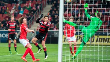 La reacción del Leverkusen fue tardía y el gol del Chicharito no hizo la diferencia.