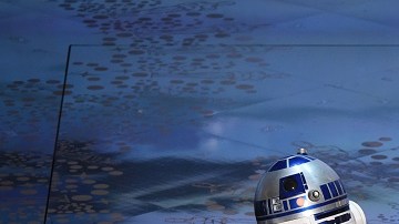 Los robots de "Star Wars" que subieron al escenario como si fueran tres presentadores.