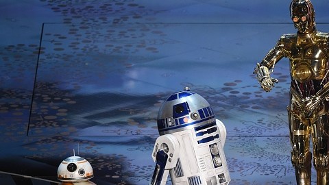 Los robots de "Star Wars" que subieron al escenario como si fueran tres presentadores.