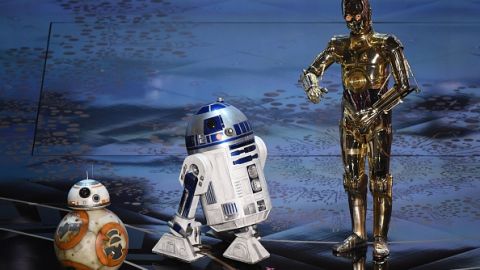 Los robots de "Star Wars" que subieron al escenario como si fueran tres presentadores.