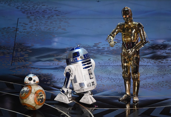 Los robots de "Star Wars" que subieron al escenario como si fueran tres presentadores.