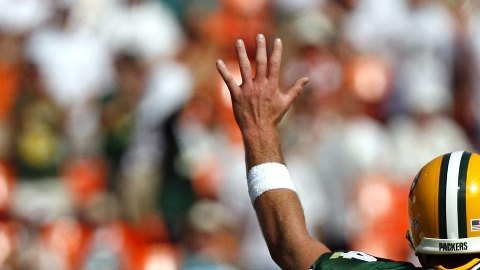 Brett Favre es líder de la NFL en la lista de todos los tiempos en pases completos, con 6,300.