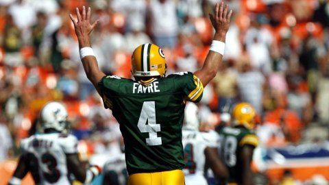 Brett Favre es líder de la NFL en la lista de todos los tiempos en pases completos, con 6,300.