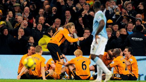 Su acción más conocida en el fútbol inglés. Celebrando un gol al Manchester City imitó al entrenador Phil Brown, que en un partido anterior había dado la charla a los jugadores sobre el campo.