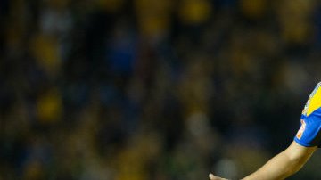 En redes sociales circulan las fotos del papá y hermano del futbolista tatuándose el escudo de Tigres.