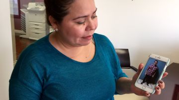 Glenda González, una madre salvadoreña aguarda emocionada poder reunirse con su hijo Manuel Alejandro González de 18 años al que no ha visto desde hace 13 años. (Araceli Martínez/LaOpinión).