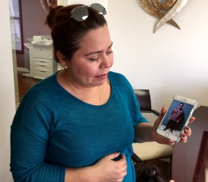 Glenda González, una madre salvadoreña aguarda emocionada poder reunirse con su hijo Manuel Alejandro González de 18 años al que no ha visto desde hace 13 años. (Araceli Martínez/LaOpinión).
