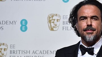 El director mexicano Alejandro González Iñárritu posa con su premio BAFTA en Londres.