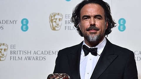 El director mexicano Alejandro González Iñárritu posa con su premio BAFTA en Londres.