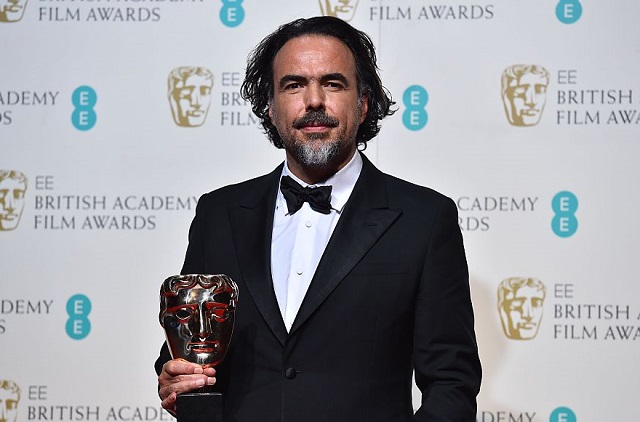 El director mexicano Alejandro González Iñárritu posa con su premio BAFTA en Londres.