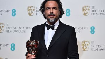 El director mexicano Alejandro González Iñárritu posa con su premio BAFTA en Londres.