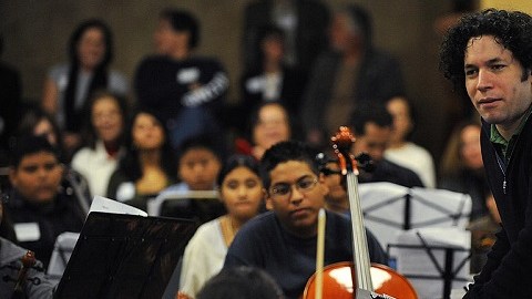 Gustavo Dudamel en un ensayo junto al grupo estudiantil de Los Ángeles.