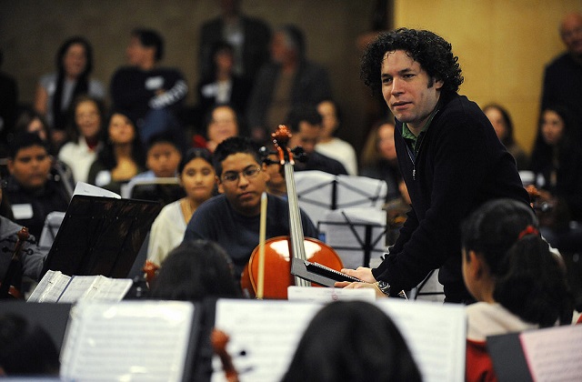 Gustavo Dudamel en un ensayo junto al grupo estudiantil de Los Ángeles.