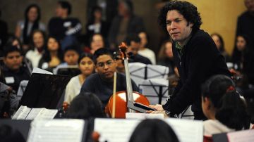 Gustavo Dudamel en un ensayo junto al grupo estudiantil de Los Ángeles.