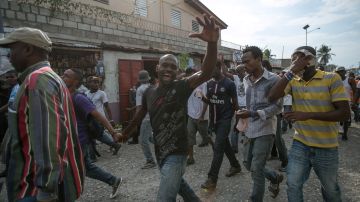 Manifestantes protestan en las calles de Puerto Príncipe, Haití