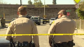 Agentes del Sheriff vigilan la vivienda donde fueron encontrados los cuerpos. /KTLA