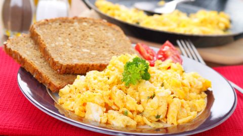 Los niños que desayunan con huevo se sienten más satisfechos que aquellos que comen cereal o avena y tienden a ingerir menos calorías al almuerzo, dice estudio.