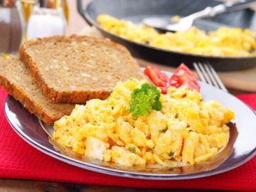 Los niños que desayunan con huevo se sienten más satisfechos que aquellos que comen cereal o avena y tienden a ingerir menos calorías al almuerzo, dice estudio.