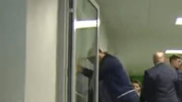 Zlatan nunca se imaginó que una puerta le jugaría una mala broma.