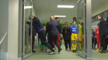 Zlatan nunca se imaginó que una puerta le jugaría una mala broma.