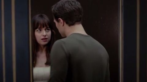 Jamie Dornan y Dakota Johnson en una escena de Fifty Shades of Grey.