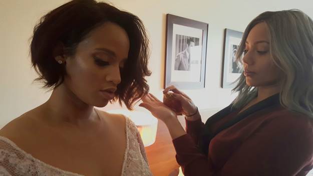 La estilista Cynthia Alvarez en plena preparación con Dascha, antes de los SAG Awards./Cortesía